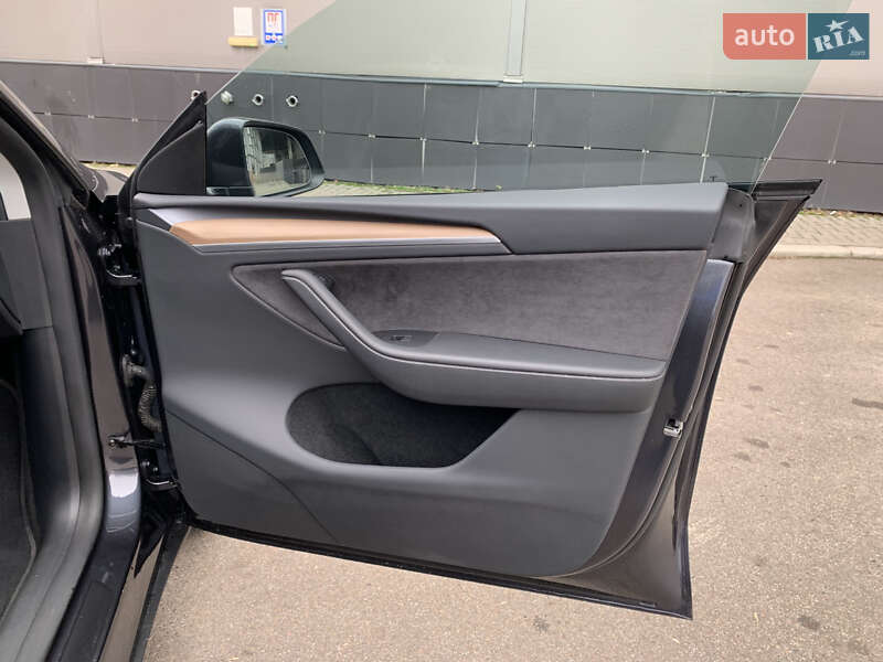 Внедорожник / Кроссовер Tesla Model Y 2024 в Киеве