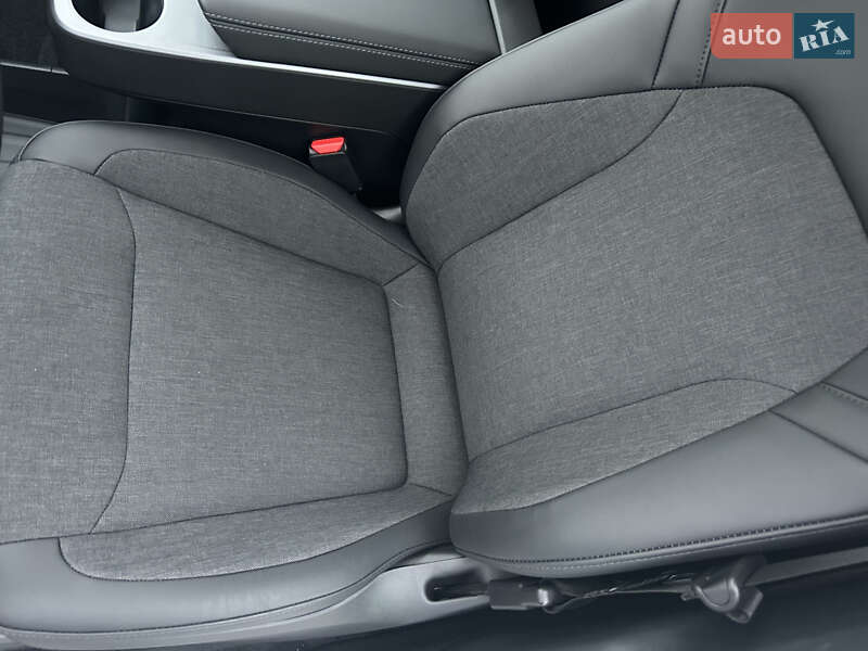 Внедорожник / Кроссовер Tesla Model Y 2025 в Киеве