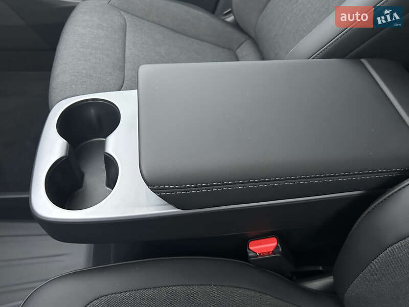 Внедорожник / Кроссовер Tesla Model Y 2025 в Киеве