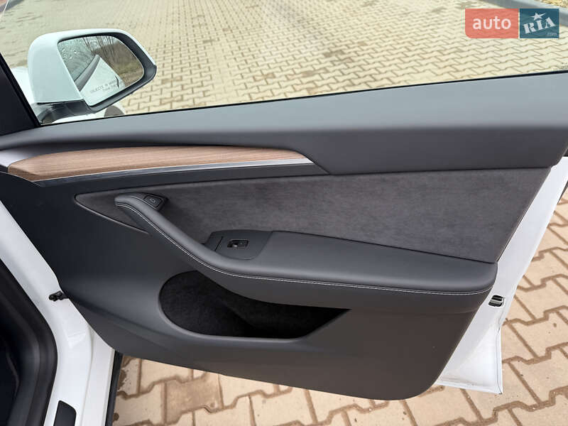 Внедорожник / Кроссовер Tesla Model Y 2025 в Львове