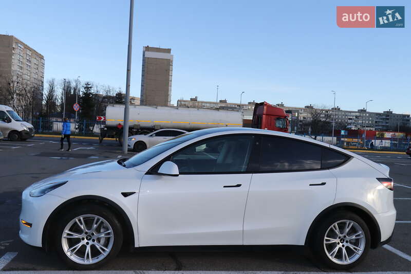 Внедорожник / Кроссовер Tesla Model Y 2020 в Киеве