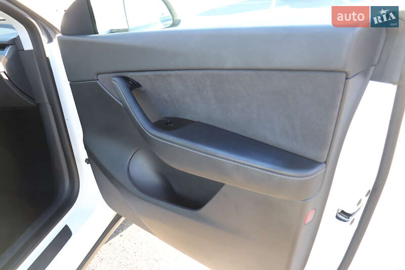 Внедорожник / Кроссовер Tesla Model Y 2020 в Киеве