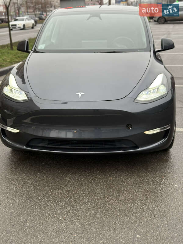 Tesla Model Y 2024