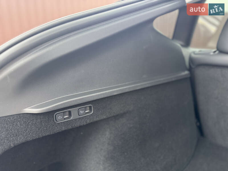 Внедорожник / Кроссовер Tesla Model Y 2024 в Киеве