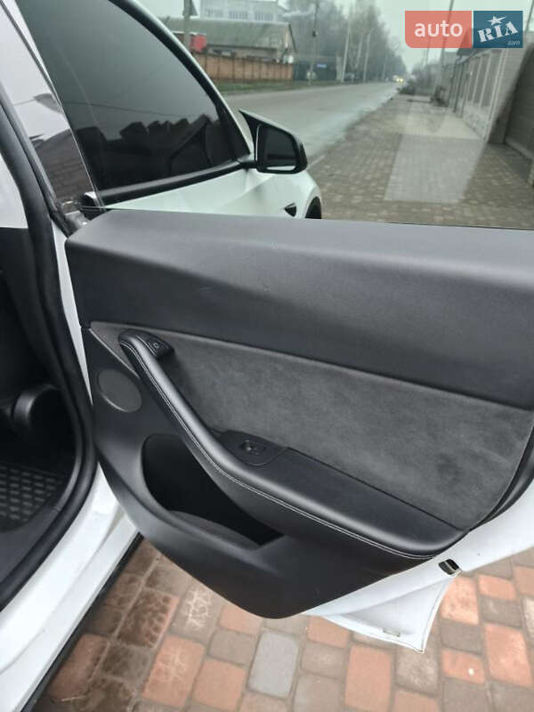 Внедорожник / Кроссовер Tesla Model Y 2021 в Сумах