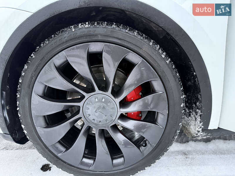Внедорожник / Кроссовер Tesla Model Y 2024 в Киеве