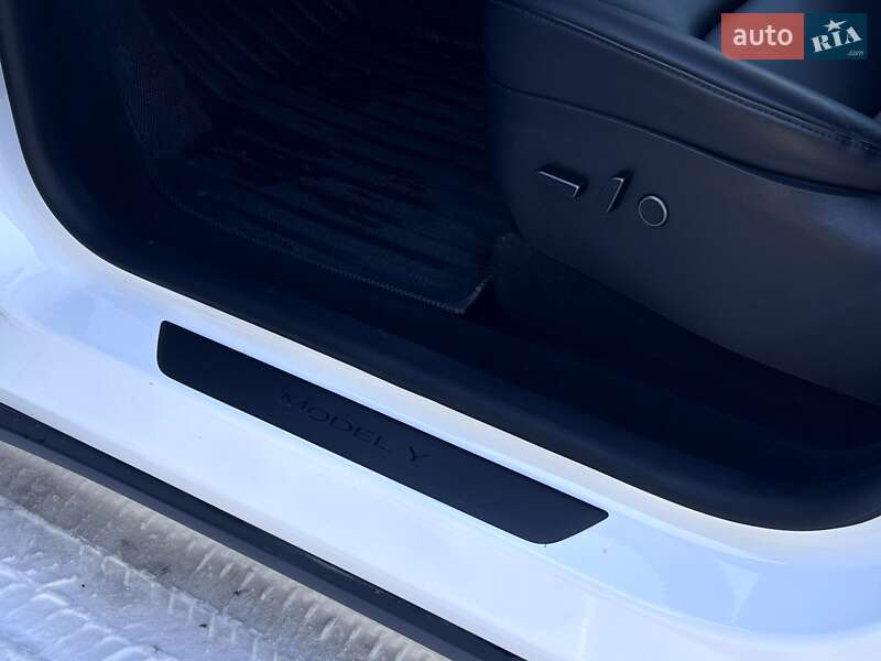 Внедорожник / Кроссовер Tesla Model Y 2023 в Львове