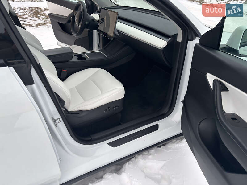 Внедорожник / Кроссовер Tesla Model Y 2021 в Черновцах