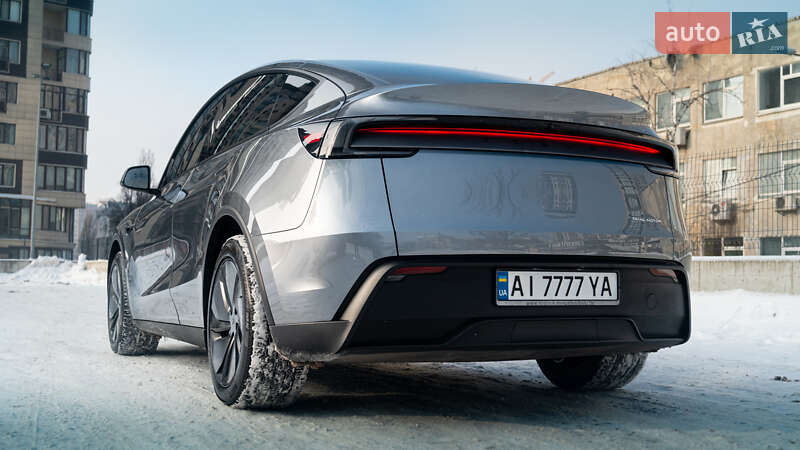 Внедорожник / Кроссовер Tesla Model Y 2025 в Киеве