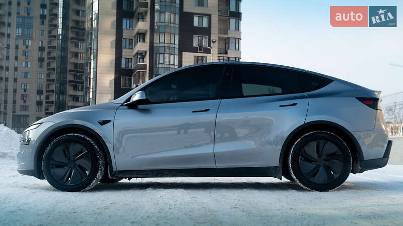 Внедорожник / Кроссовер Tesla Model Y 2025 в Киеве