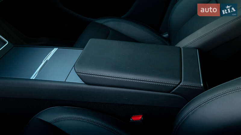 Внедорожник / Кроссовер Tesla Model Y 2025 в Киеве