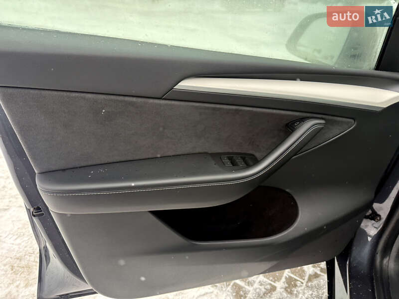 Внедорожник / Кроссовер Tesla Model Y 2023 в Ровно