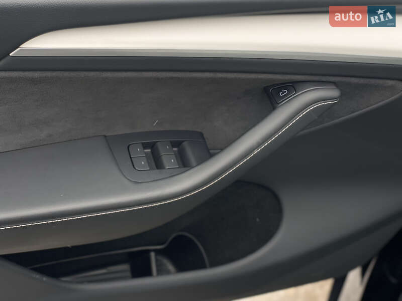 Внедорожник / Кроссовер Tesla Model Y 2024 в Киеве