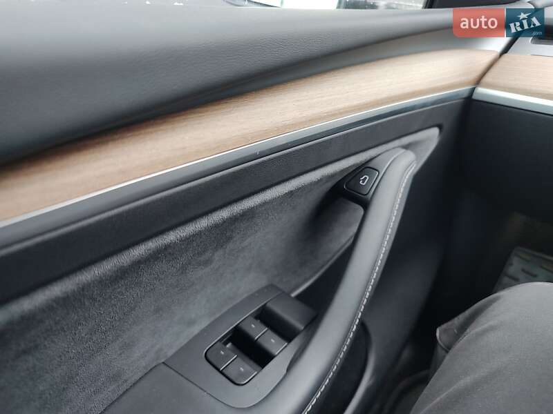 Позашляховик / Кросовер Tesla Model Y 2025 в Смілі