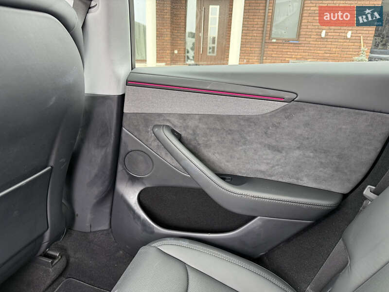 Позашляховик / Кросовер Tesla Model Y 2025 в Чернівцях