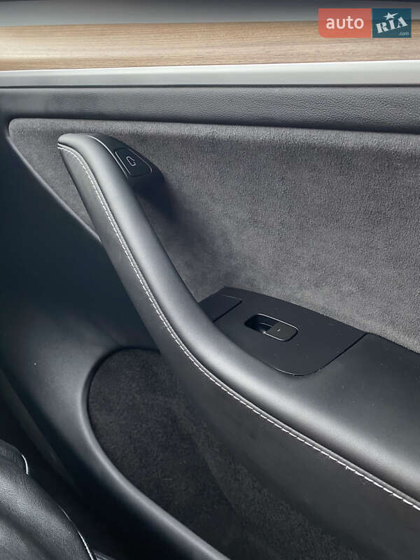 Позашляховик / Кросовер Tesla Model Y 2023 в Хмельницькому фото 4 Позашляховик / Кросовер Tesla Model Y 2023 в Хмельницькому