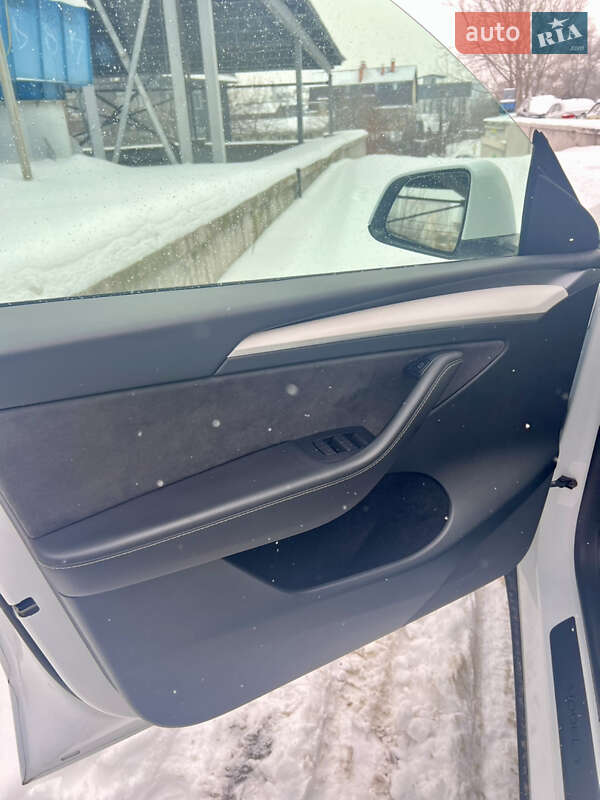 Внедорожник / Кроссовер Tesla Model Y 2023 в Киеве