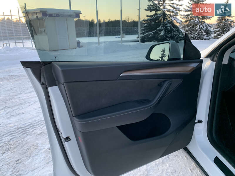 Внедорожник / Кроссовер Tesla Model Y 2023 в Киеве