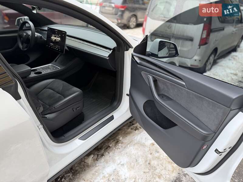 Внедорожник / Кроссовер Tesla Model Y 2024 в Киеве