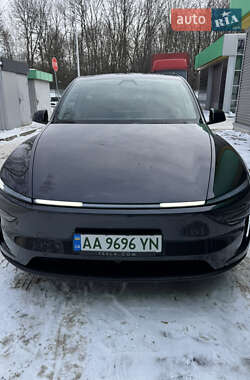 Внедорожник / Кроссовер Tesla Model Y 2025 в Киеве