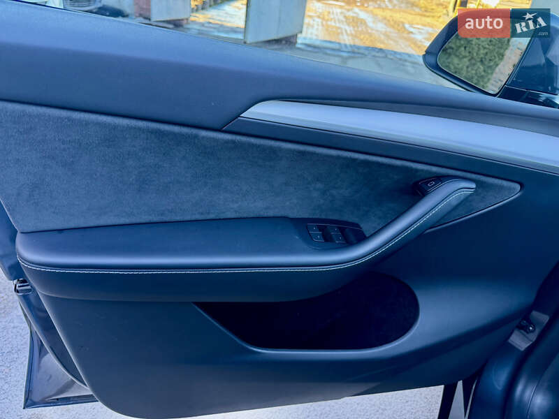 Внедорожник / Кроссовер Tesla Model Y 2023 в Ровно