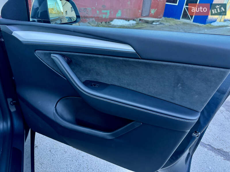 Внедорожник / Кроссовер Tesla Model Y 2023 в Ровно