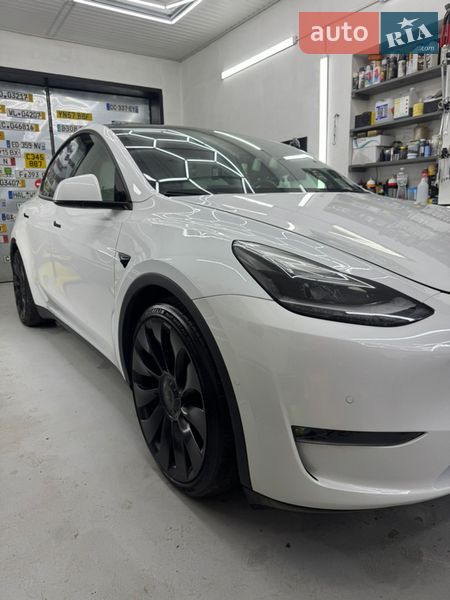 Позашляховик / Кросовер Tesla Model Y 2022 в Чернівцях