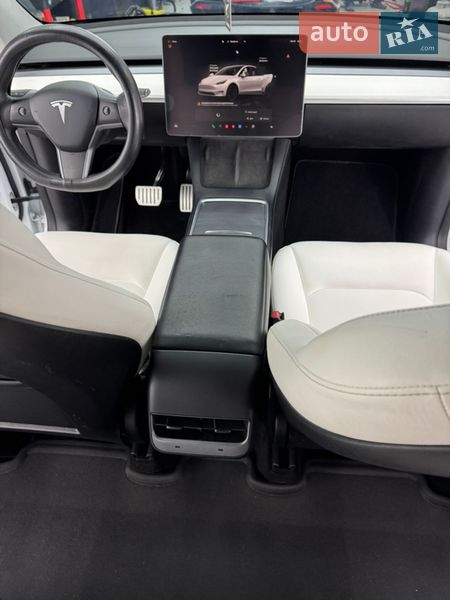 Позашляховик / Кросовер Tesla Model Y 2022 в Чернівцях