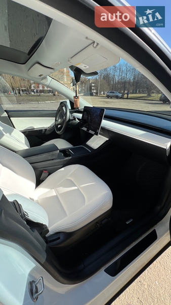 Позашляховик / Кросовер Tesla Model Y 2021 в Івано-Франківську