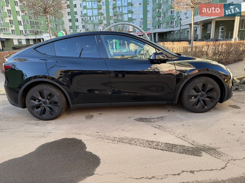 Внедорожник / Кроссовер Tesla Model Y 2025 в Киеве