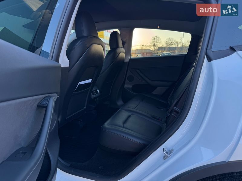 Внедорожник / Кроссовер Tesla Model Y 2024 в Киеве
