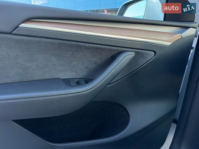 Внедорожник / Кроссовер Tesla Model Y 2024 в Киеве