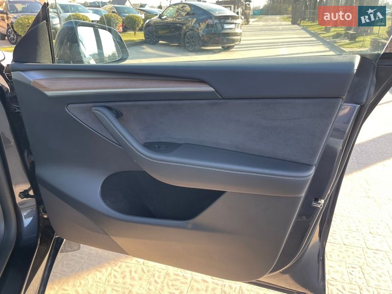 Внедорожник / Кроссовер Tesla Model Y 2024 в Стрые