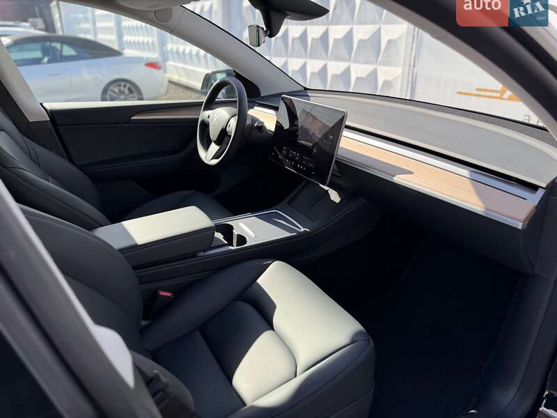 Позашляховик / Кросовер Tesla Model Y 2024 в Києві