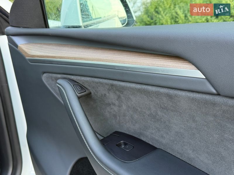 Внедорожник / Кроссовер Tesla Model Y 2024 в Стрые