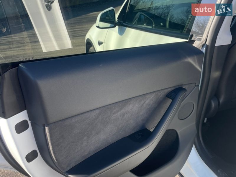 Внедорожник / Кроссовер Tesla Model Y 2024 в Ровно