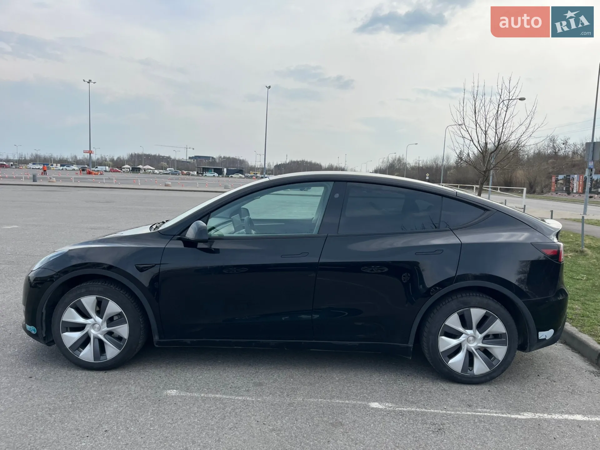 Tesla Model Y 2024 VIN 7SAYGDEE0RF078242 фото оголошення 3 з 15