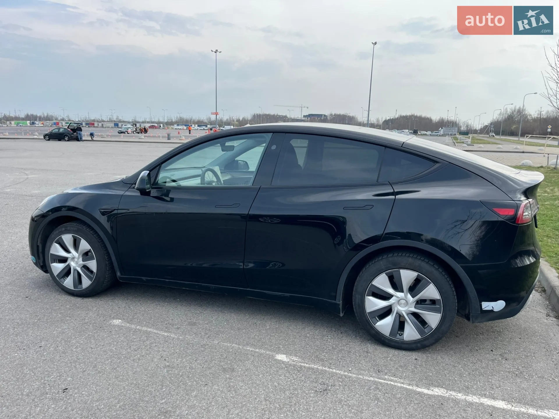 Tesla Model Y 2024 VIN 7SAYGDEE0RF078242 фото оголошення 4 з 15