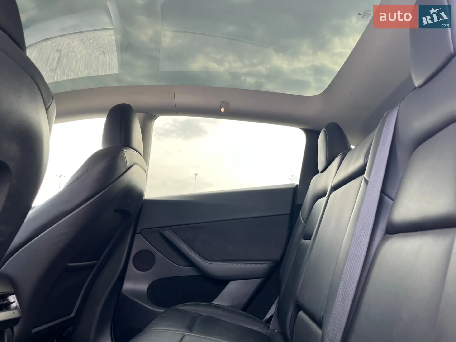 Tesla Model Y 2024 VIN 7SAYGDEE0RF078242 фото оголошення 8 з 15