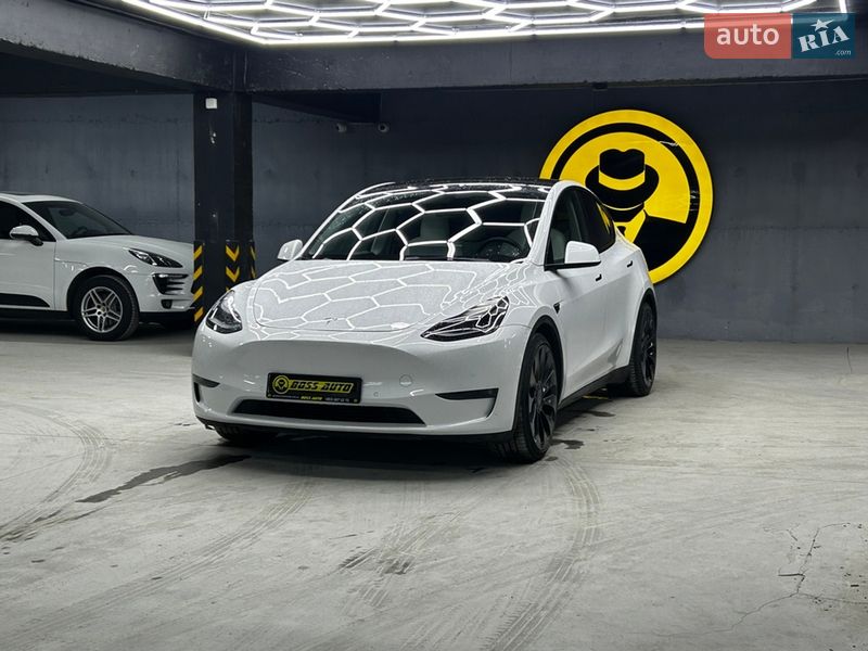 Позашляховик / Кросовер Tesla Model Y 2022 в Чернівцях