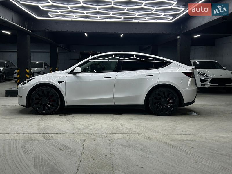 Позашляховик / Кросовер Tesla Model Y 2022 в Чернівцях