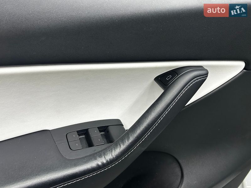 Позашляховик / Кросовер Tesla Model Y 2022 в Чернівцях