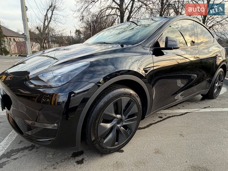 Tesla Model Y 2024