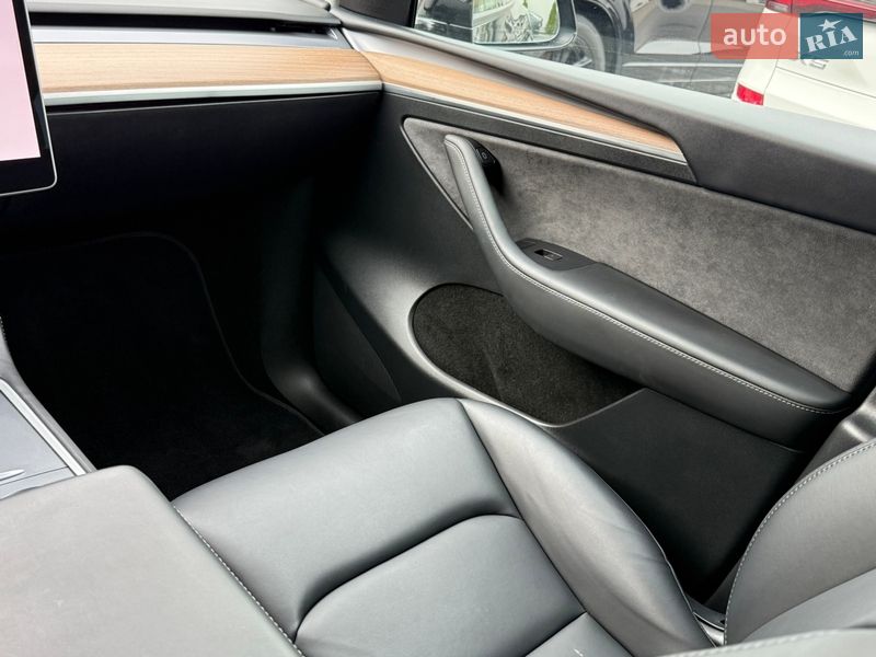 Позашляховик / Кросовер Tesla Model Y 2024 в Чернівцях фото 12 Позашляховик / Кросовер Tesla Model Y 2024 в Чернівцях