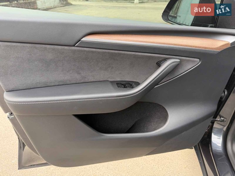Внедорожник / Кроссовер Tesla Model Y 2025 в Киеве