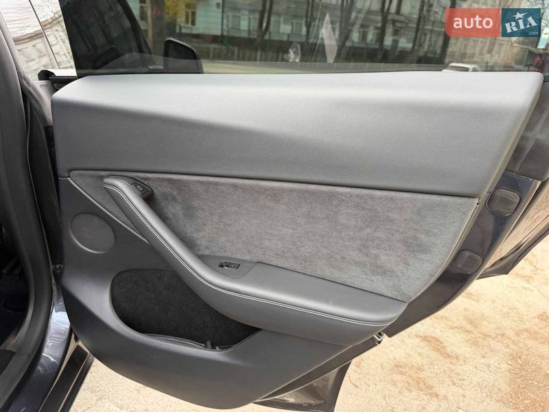 Внедорожник / Кроссовер Tesla Model Y 2025 в Киеве
