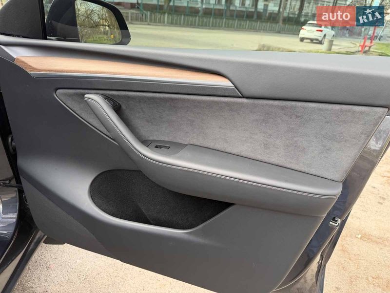 Внедорожник / Кроссовер Tesla Model Y 2025 в Киеве