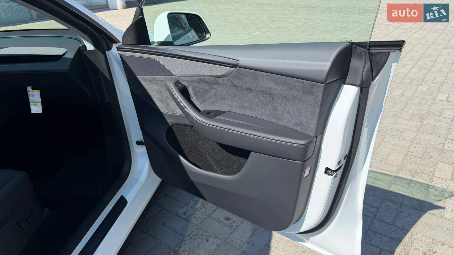 2025 Tesla Model Y - мініатюра 23