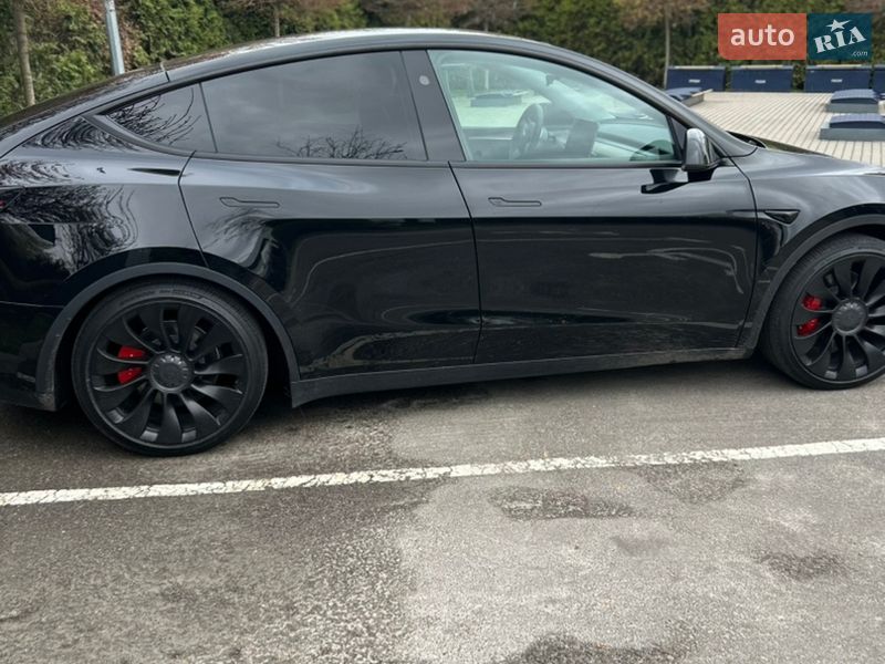 Внедорожник / Кроссовер Tesla Model Y 2024 в Киеве
