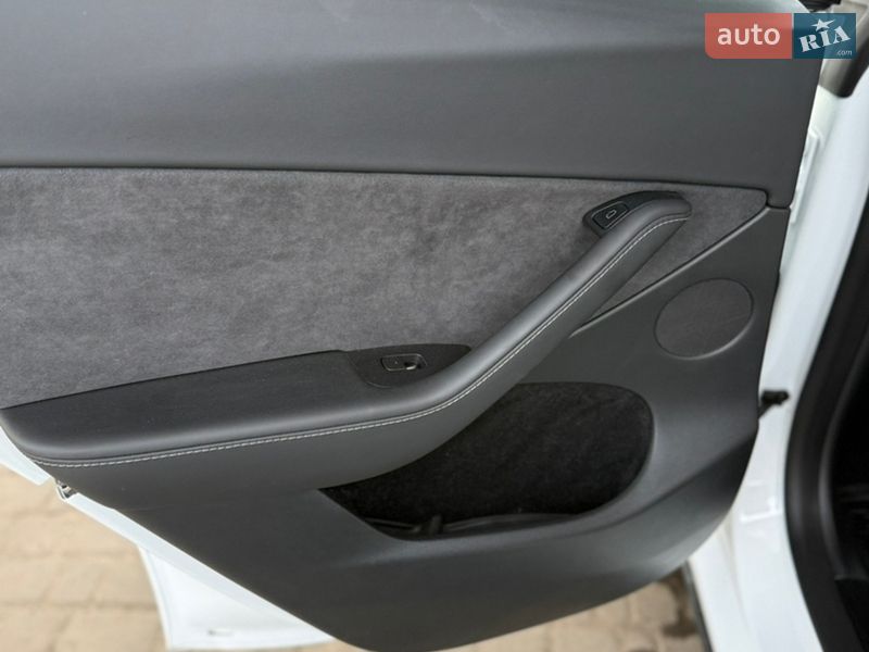 Позашляховик / Кросовер Tesla Model Y 2023 в Первомайську